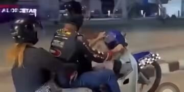 Bawa anak depan, isteri belakang ketika ‘wheelie’, lelaki ditahan polis