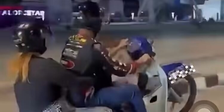 Bawa anak depan, isteri belakang ketika ‘wheelie’, lelaki ditahan polis