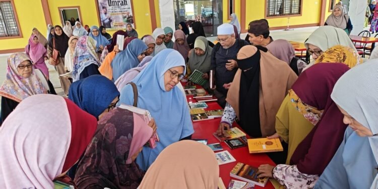 PTB UPSI sumbang 200 naskhah buku agama kepada dua institusi di Perak